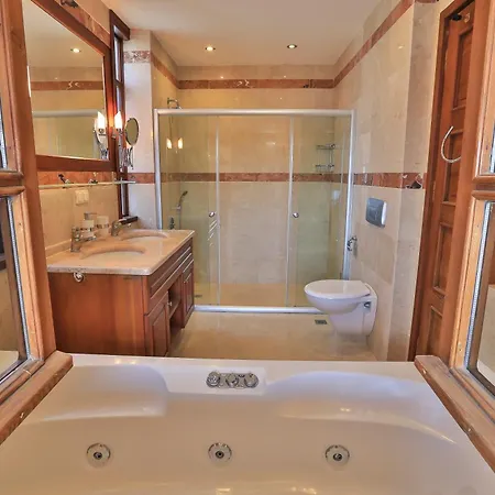 Isinda, Town Centre Villa *