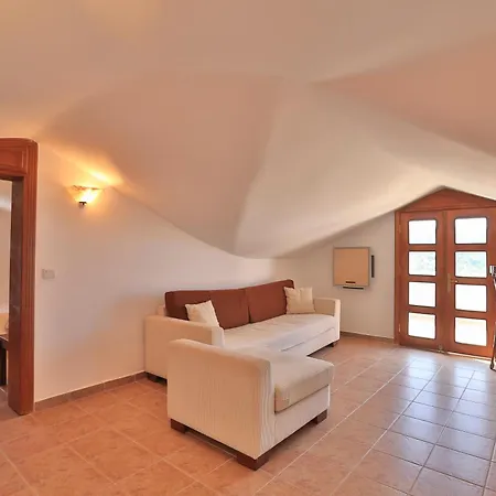 Isinda, Town Centre Villa