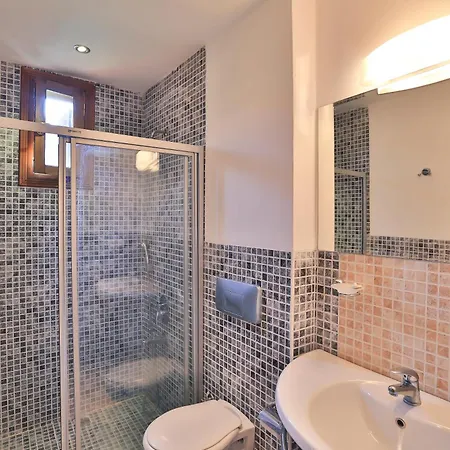 Villa Isinda, Town Centre