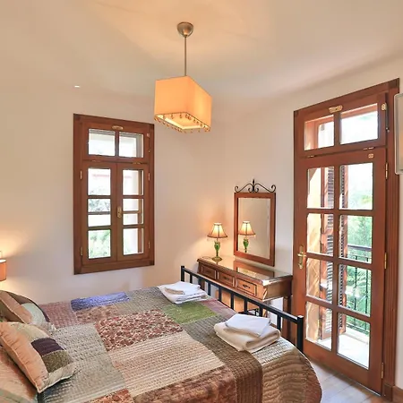 Isinda, Town Centre Villa