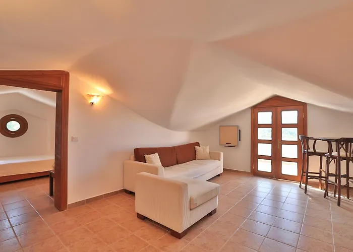 Isinda, Town Centre Villa