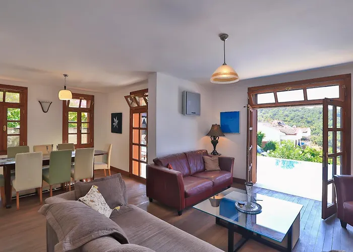 Villa Isinda, Town Centre *