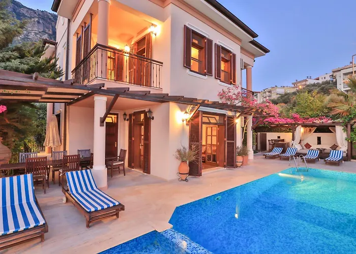 Villa Isinda, Town Centre