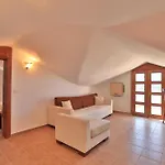 Isinda, Town Centre Villa